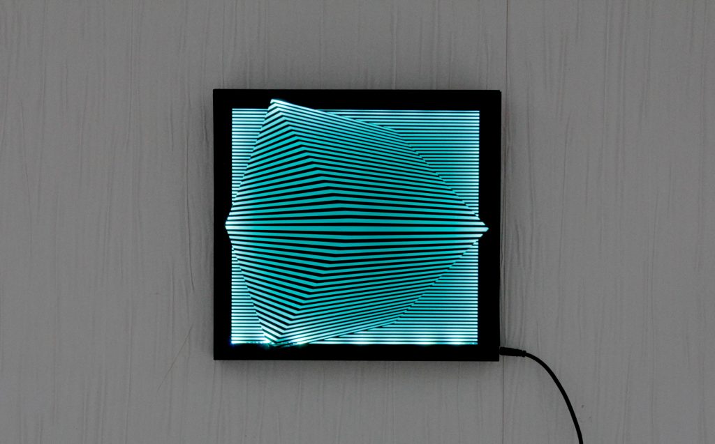 Illuminated 3D cube illusion